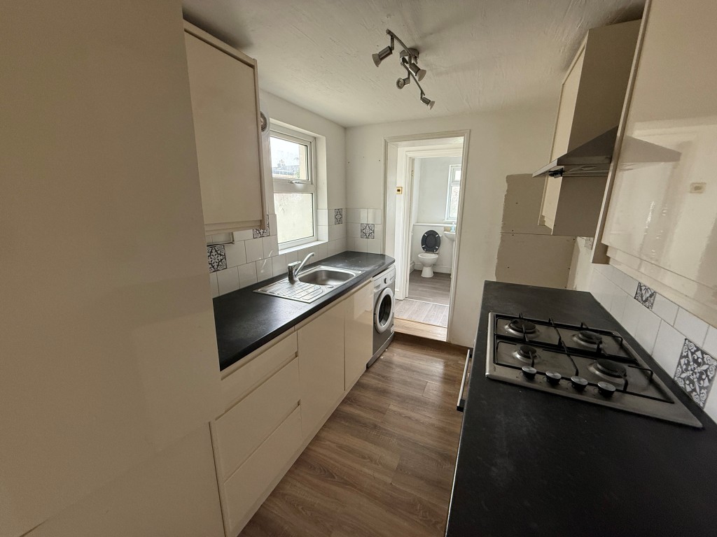 Lot: 97 - MID-TERRACE HOUSE FOR IMPROVEMENT - Kitchen